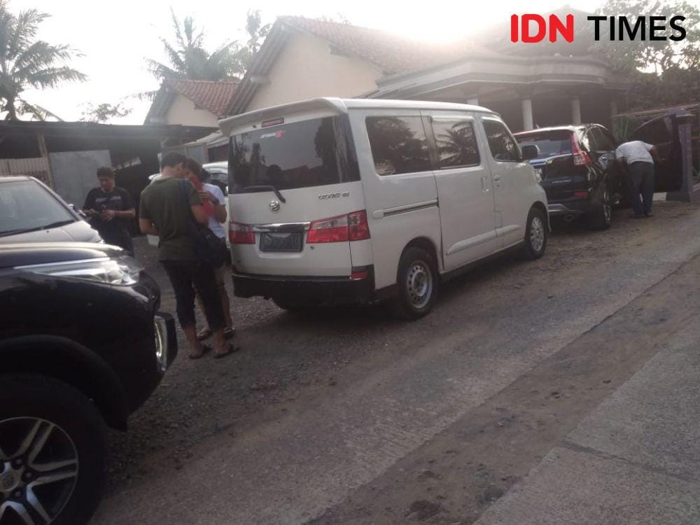 Suasana penggerebekan pabrik pil PCC di Kroya, Cilacap, Selasa (27/11) (IDN times/Rudal Afgani)