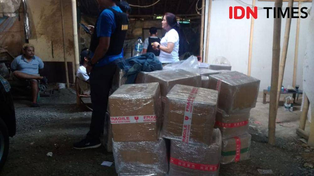 Suasana penggerebekan pabrik pil PCC di Kroya, Cilacap, Selasa (27/11) (IDN times/Rudal Afgani)