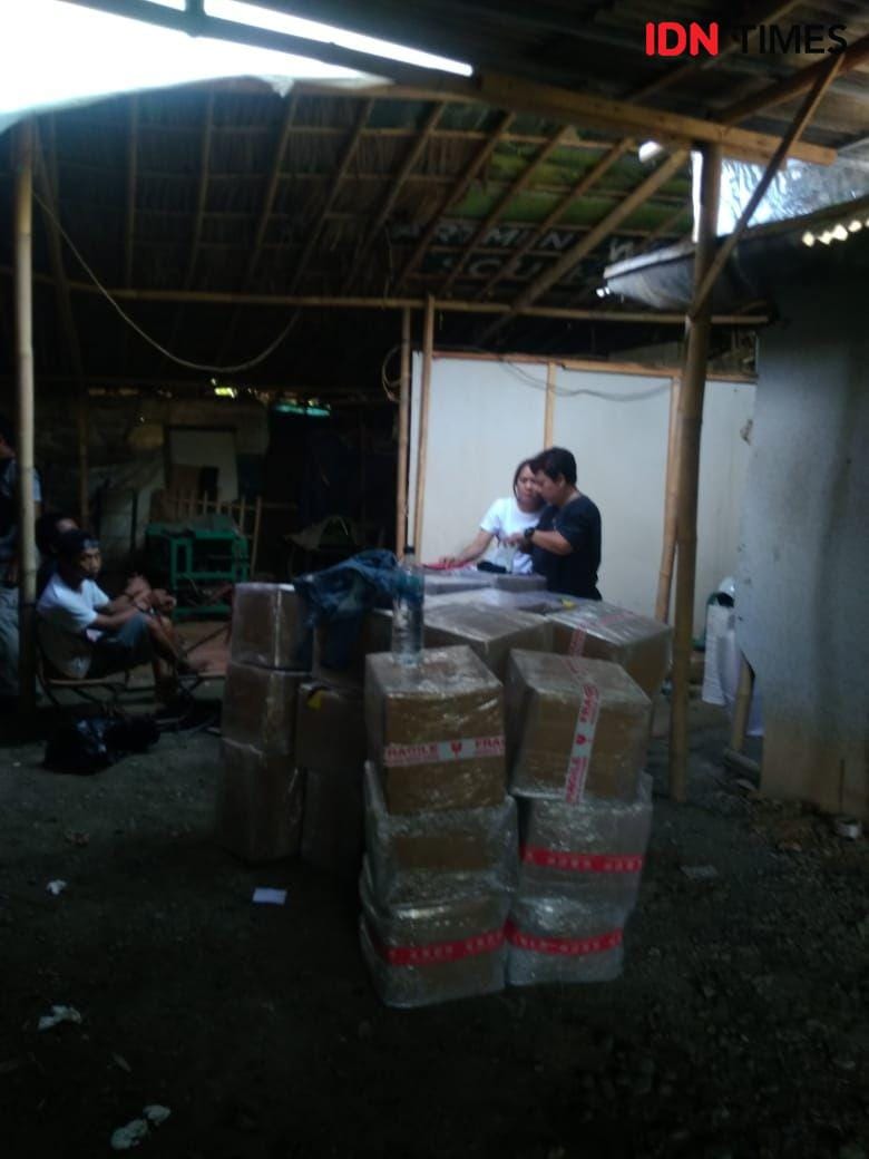 Suasana penggerebekan pabrik pil PCC di Kroya, Cilacap, Selasa (27/11) (IDN times/Rudal Afgani)