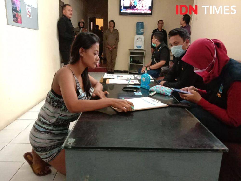 Para penghuni kos di Baturraden, Banyumas mengisi formulir data identitas saat razia yang digelar BNNK Banyumas bersama Satpol PP dan PM, Rabu (27/11). (Istimewa)