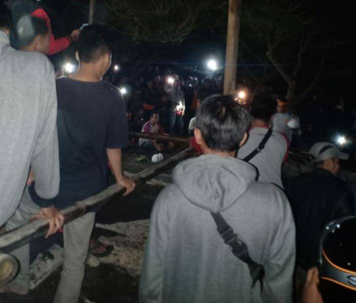Upacara memusnahkan mahkluk gaib dengan dilabuh di Pantai Pandansari. IDN Times/Istimewa