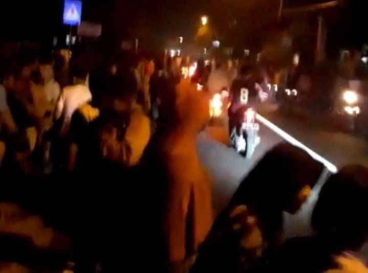 Tangkapan gambar ratusan warga melihat paranormal berburu mahluk gaib. IDN Times/Istimewa