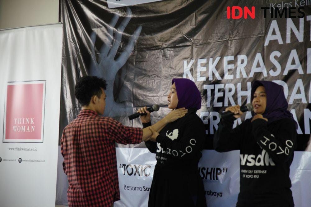 Women Self Defense of Kopo Ryu di Kelas Keliling Anti Kekerasan Terhadap Perempuan Tema Toxic Relationship di UPN Surabaya. 27 November 2019. IDN Times/Fajar Laksmita