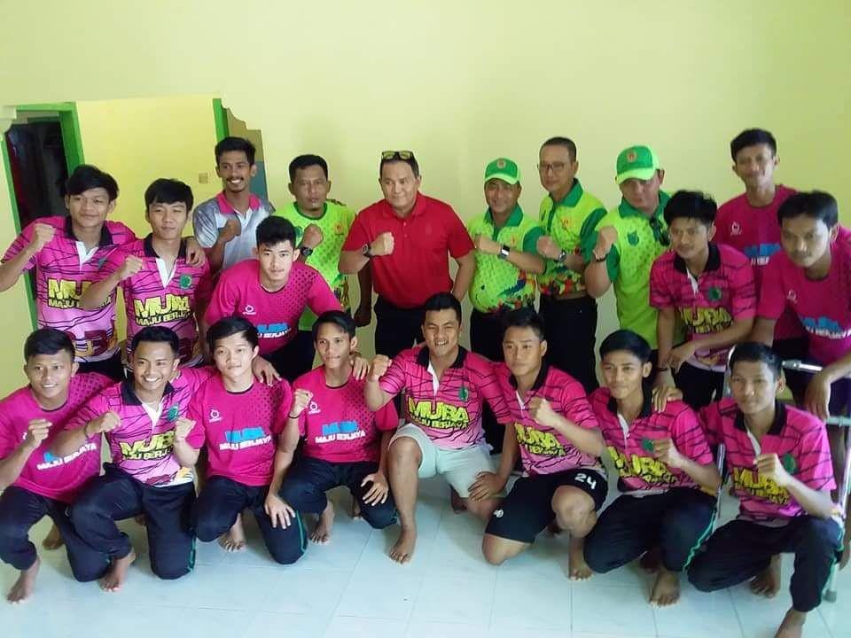 Bupati Muba, Dodi Reza Alex bersama atlet usai meraih medali emas pada Porprov XII Prabumulih/IDN Times/istimewa