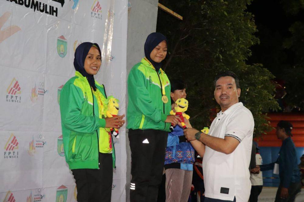 Wakil Bupati Muba, Beni Hernedi memberikan medali emas pada atlet panjat tebing Porprov XII Prabumulih/IDN Times/istimewa