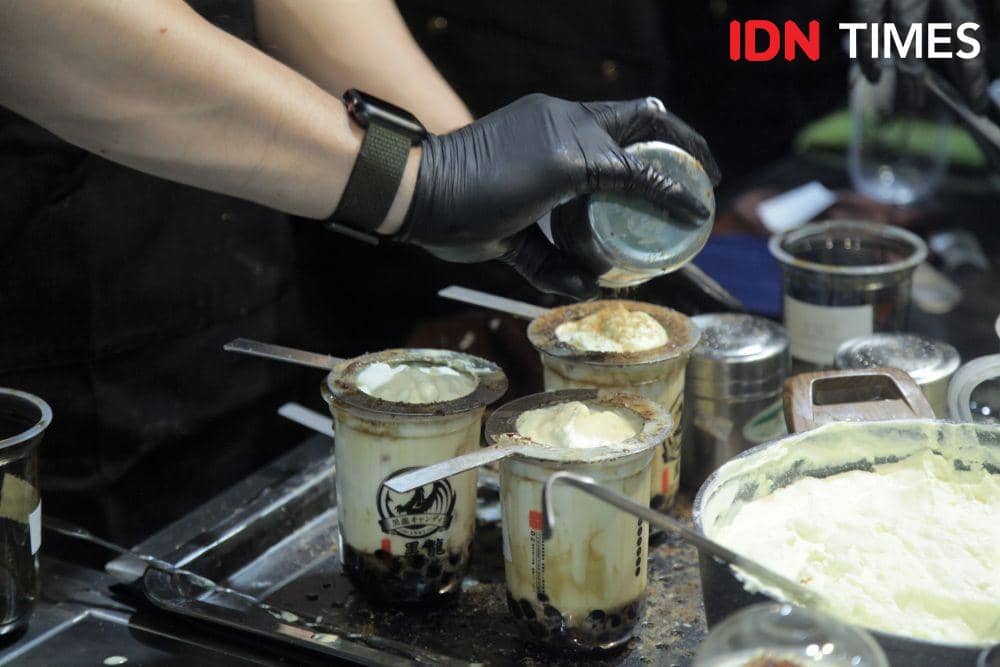Proses pembuatan fresh milk boba brown sugar dalam "Bobalicious" di Surabaya. IDN Times/Naufal Al Rahman