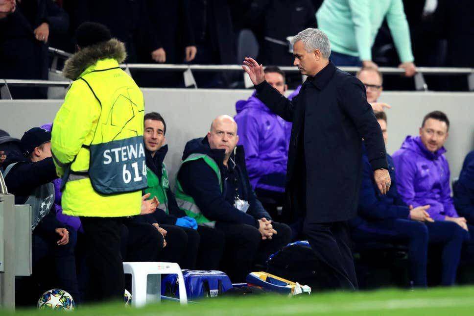 Pelatih Tottenham Jose Mourinho menemui ball boy (foto PA)