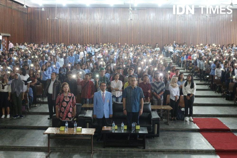 Putra Nababan berbicara di depan mahasiswa Nomensen Siantar (IDN Times/Gideon Aritonang)