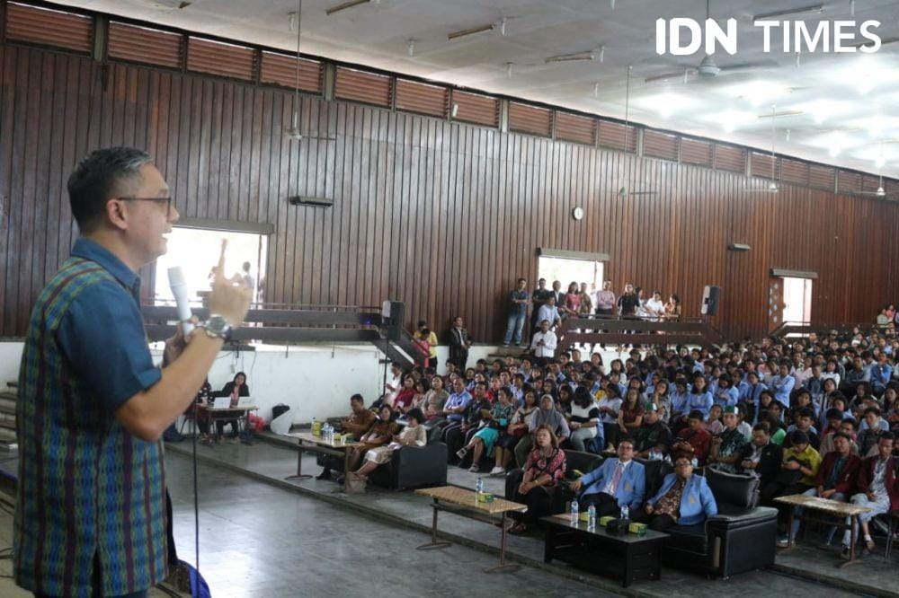 Putra Nababan berbicara di depan mahasiswa Nomensen Siantar (IDN Times/Gideon Aritonang)