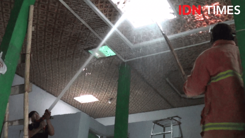 Petugas melakukan pemusnahan sarang tawon Vespa Affinis yang ada di rumah warga yang ada di Tegal, Rabu (27/11). (IDN Times/Haikal Adithya)