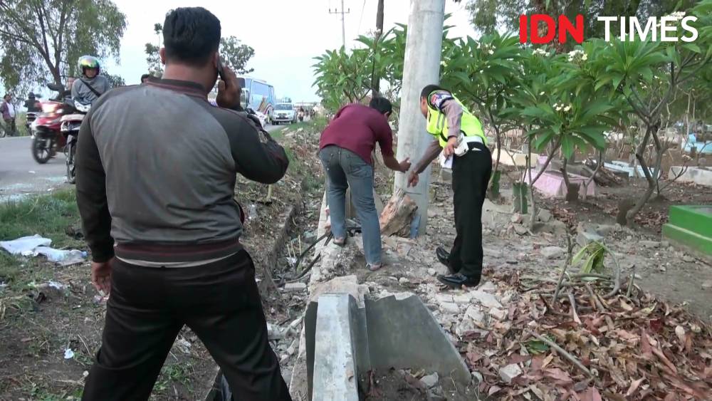 Empat pengendara sepeda motor tewas dalam kecelakaan maut di ruas jalan Pejagan-Ketanggungan, Kabupaten Brebes, Rabu (27/11) sore. (IDN Times/Haikal Adithya)