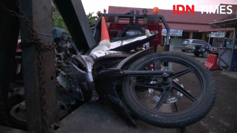 Empat pengendara sepeda motor tewas dalam kecelakaan maut di ruas jalan Pejagan-Ketanggungan, Kabupaten Brebes, Rabu (27/11) sore. (IDN Times/Haikal Adithya)