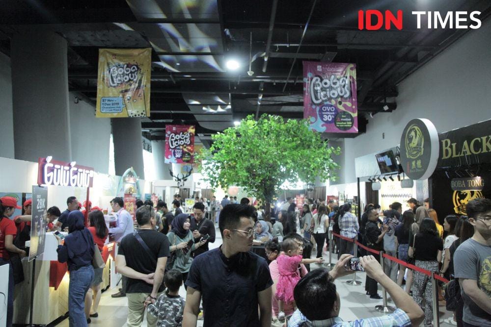 Suasana ramai pengunjung dari berbagai kalangan di acara "Bobalicious" di Surabaya. IDN Times/Naufal Al Rahman