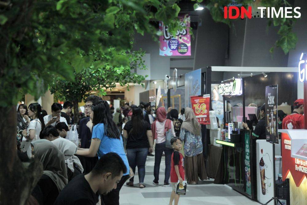 Suasana tenant yang berjajar dalam acara "Bobalicious" di Surabaya. IDN Times/Naufal Al Rahman
