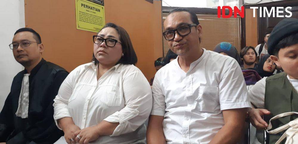 Tri Retno Prayudati atau yang lebih dikenal dengan nama Nunung dan suaminya, July Jan Sambiran sebelum sidang putusan dimulai pada Rabu (27/11) di Pengadilan Negeri Jakarta Selatan (IDN Times/Margith Juita Damanik)