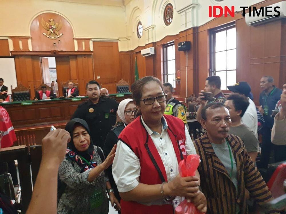Tri Susanti alias Mak Susi di Pengadilan Negeri Surabaya. IDN Times/Vanny El Rahman