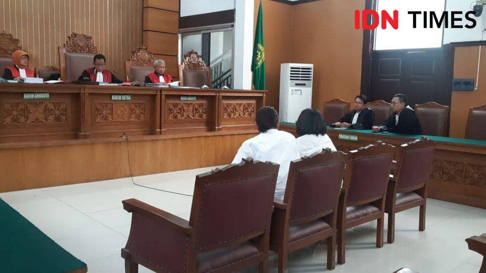 Tri Retno Prayudati atau yang lebih dikenal dengan nama Nunung dan suaminya, July Jan Sambiran menjalani sidang putusan pada Rabu (27/11) di Pengadilan Negeri Jakarta Selatan (IDN Times/Margith Juita Damanik)