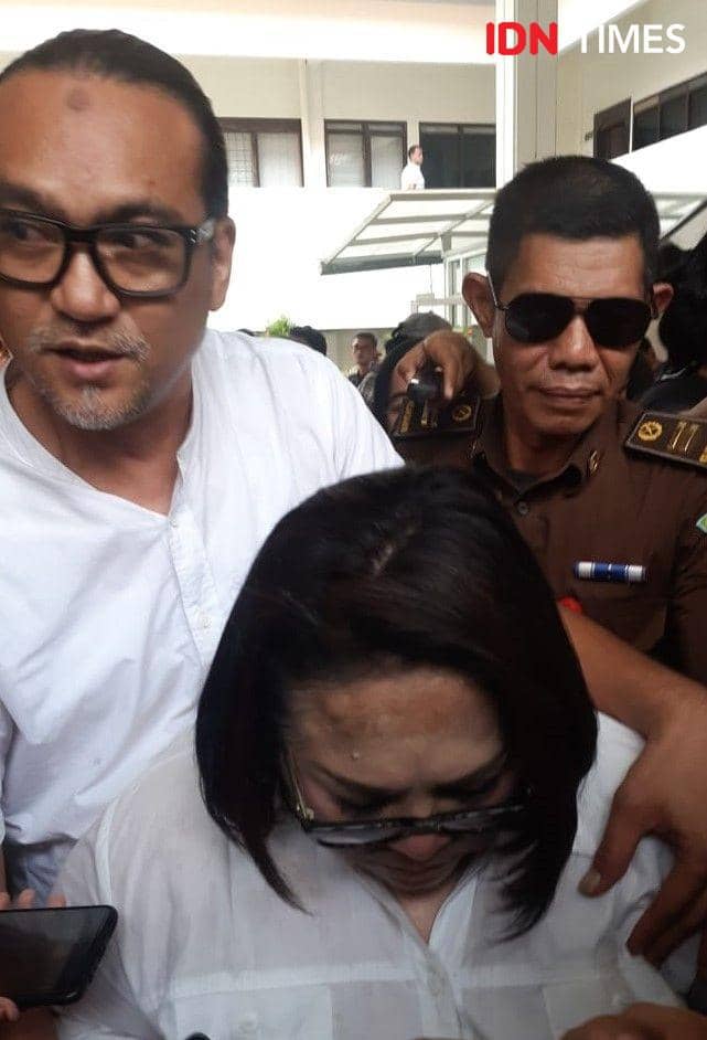Tri Retno Prayudati atau yang lebih dikenal dengan nama Nunung dan suaminya, July Jan Sambiran usai menjalani sidang putusan dimulai pada Rabu (27/11) di Pengadilan Negeri Jakarta Selatan (IDN Times/Margith Juita Damanik)