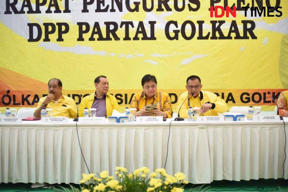 Ketua Umum Airlangga Hartarto pimpin rapat pleno Partai Golkar di kantor DPP Partai Golkar, Slipi, Jakarta Barat, Rabu (27/11). (IDN Times/Irfan Fathurohman)