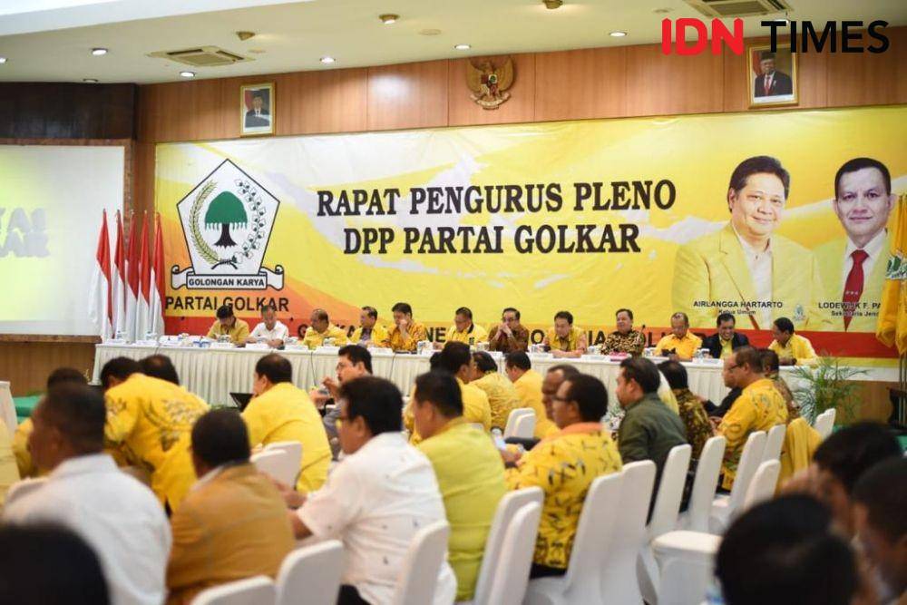 Ketua Umum Airlangga Hartarto pimpin rapat pleno Partai Golkar di kantor DPP Partai Golkar, Slipi, Jakarta Barat, Rabu (27/11). (IDN Times/Irfan Fathurohman)