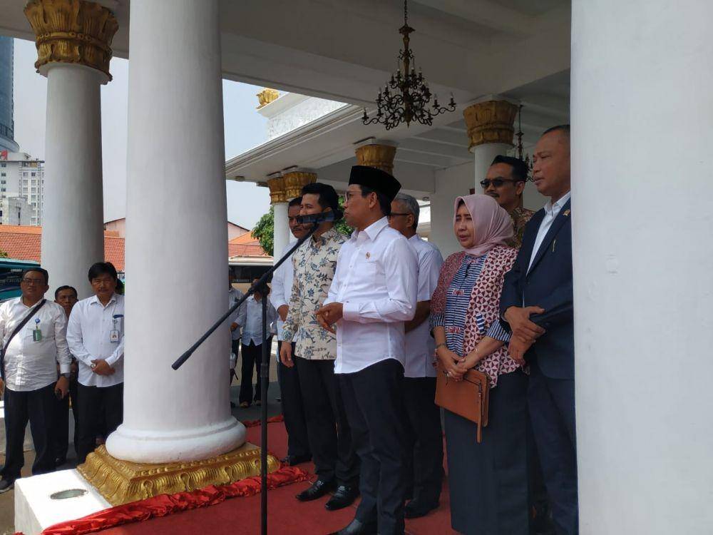 Menteri Desa, Pembangunan Daerah Tertinggal, dan Transmigrasi (Mendes PDTT) Abdul Halim Iskandar didampingi Wakil Gubernur Jatim Emil Elestianto Dardak memberangkatkan transmigran dari Jawa Timur, Rabu (27/11). IDN Times/istimewa