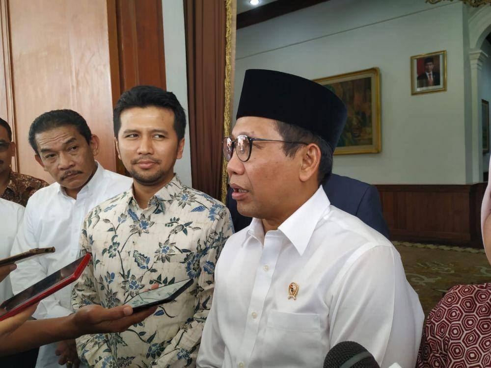 Menteri Desa, Pembangunan Daerah Tertinggal, dan Transmigrasi (Mendes PDTT) Abdul Halim Iskandar (kanan) didampingi Wakil Gubernur Jatim Emil Elestianto Dardak memberangkatkan transmigran dari Jawa Timur, Rabu (27/11). IDN Times/istimewa