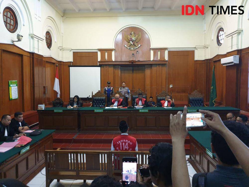 Syamsul Arifin saat menjalani sidang perdana di PN Surabaya, Rabu (27/11). IDN Times/Vanny El Rahman