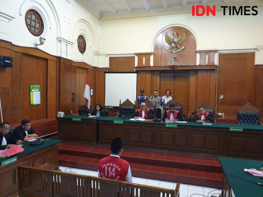 Syamsul Arifin saat menjalani sidang perdana di PN Surabaya, Rabu (27/11). IDN Times/Vanny El Rahman