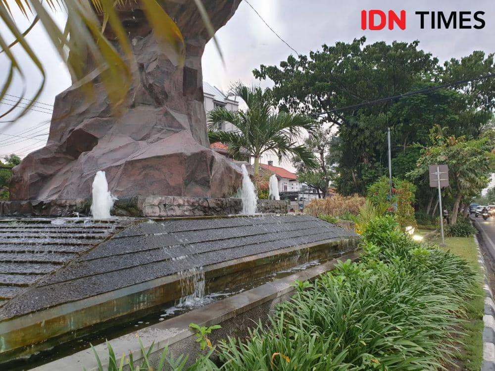 Tanaman hijau makin mempercantik Monumen Diponegoro, Surabaya. IDN Times/Vanny El Rahman