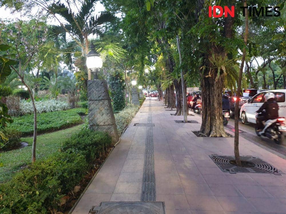 Suasana pedestrian di sekitar Museum Bank Indonesia yang ditumbuhi pepohonan dan tanaman. IDN Times/Vanny El Rahman