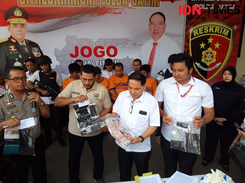 Polisi menunjukkan barang bukti penipuan bermodus penggandaan uang di Mapolda Jatim, Rabu (27/11). IDN Times/Fitria Madia