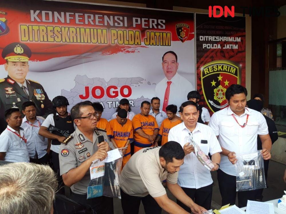 Polisi merilis penipuan bermodus penggandaan uang di Mapolda Jatim, Rabu (27/11). IDN Times/Fitria Madia