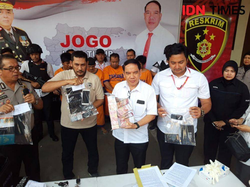 Polisi menunjukkan barang bukti penipuan bermodus penggandaan uang di Mapolda Jatim, Rabu (27/11). IDN Times/Fitria Madia