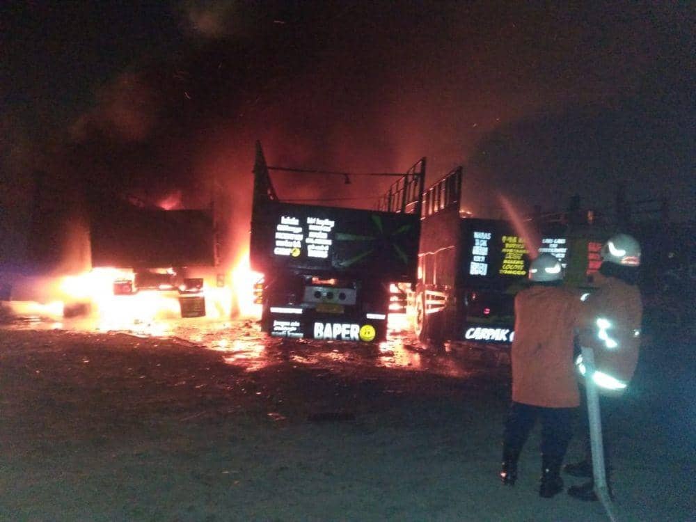 Petugas Dinas Pemadam Kebakaran Surabaya saat memadamkan api yang melalap enam truk di kawasan Kenjeran, Kamis (28/11) dini hari. Dok. Dinas PMK Surabaya