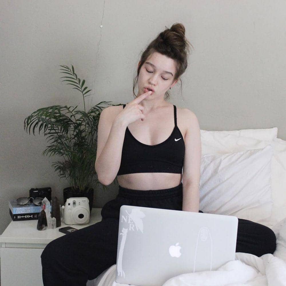 instagram.com/necikait