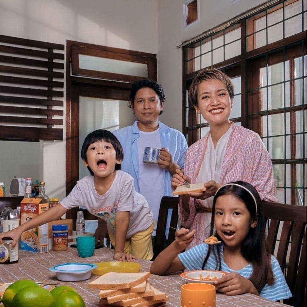 Jarang Disorot, Ini 10 Potret Romantis Lea Simanjuntak dan Keluarga