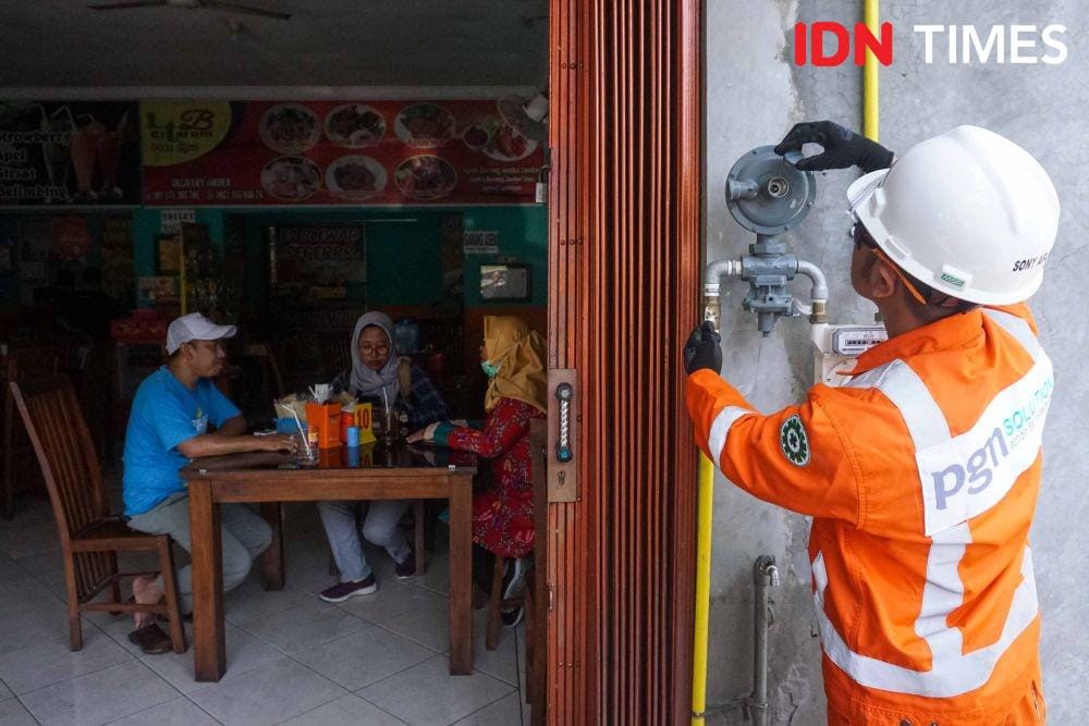 (Petugas Perusahaan Gas Negara) IDN Times/Dhana Kencana