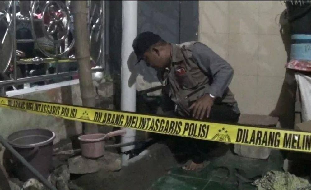 Petugas BPBD Lamongan memeriksa sumur bor yang mengeluarkan semburan gas. IDN Times/Imron