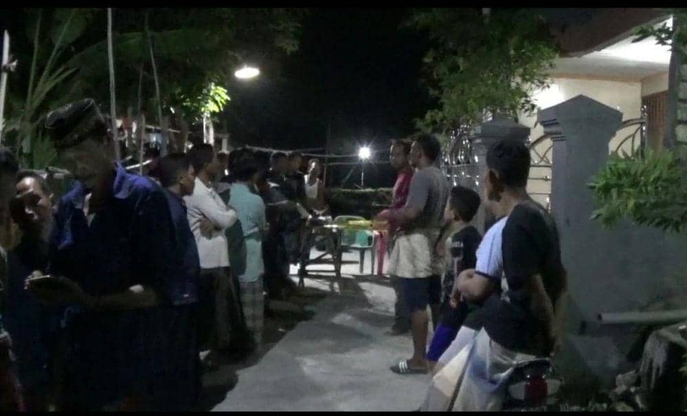 Sejumlah warga berkumpul dan melihat semburan gas dari dalam sumur bor. IDN Times/Istimewa