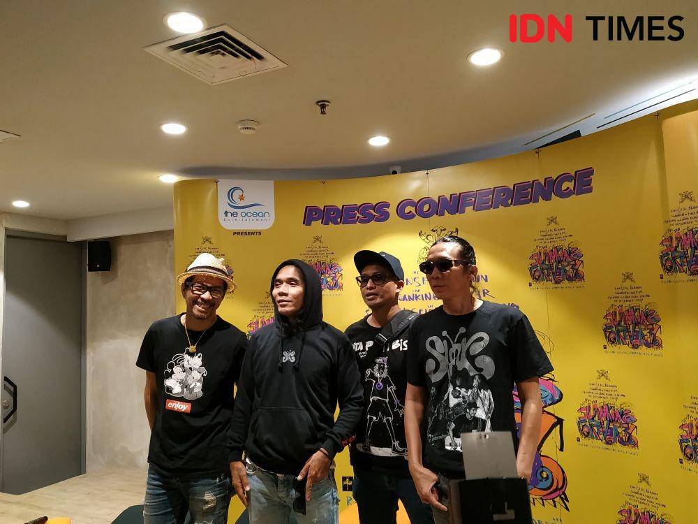 (ki-ka) Ridho, Kaka, Ivanka, dan Bimbim personil Slank dalam press conference SLANKING FOREVER 36 - KONSER 36 TAHUN SLANK di Jakarta. 28 November 2019. IDN Times/Nadia Umara