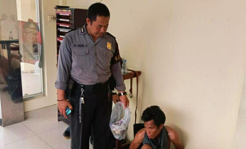 Wama saat diinterogasi polisi di Polsek Sungai Pinang, Samarinda (Dok. Polsek Sungai Pinang)