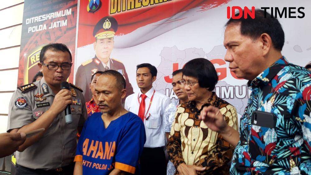 Tersangka MNM (pakai baju tahanan) kasus asusila anak di bawah umur saat dirilis di Mapolda Jatim, Jumat (29/11). IDN Times/Ardiansyah Fajar