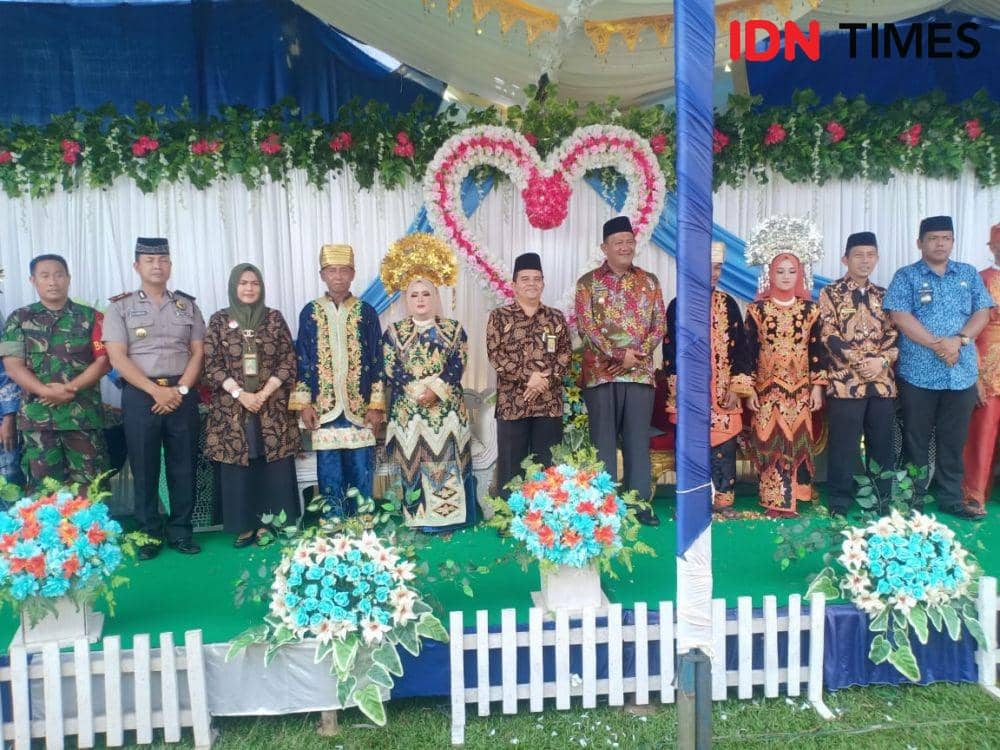 Pasangan yang ikut nikah massal gratis di Langkat (IDN Times/Handoko)