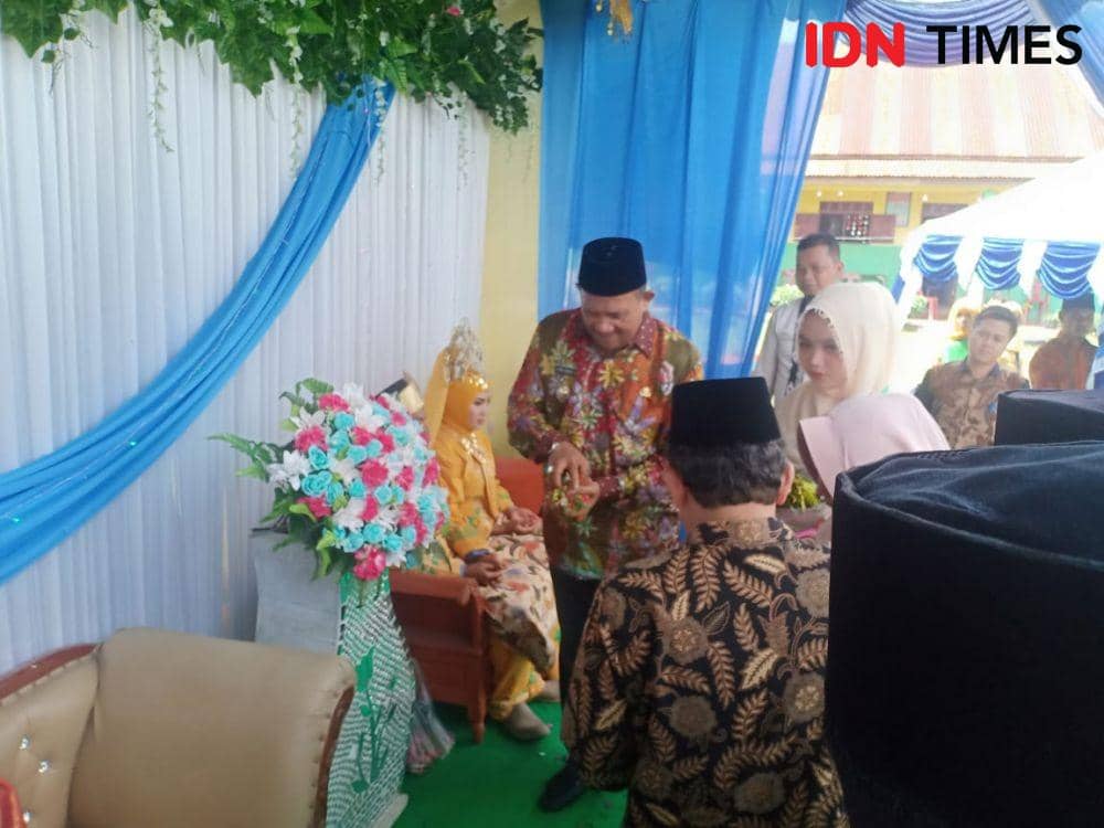 Pasangan yang ikut nikah massal gratis di Langkat (IDN Times/Handoko)