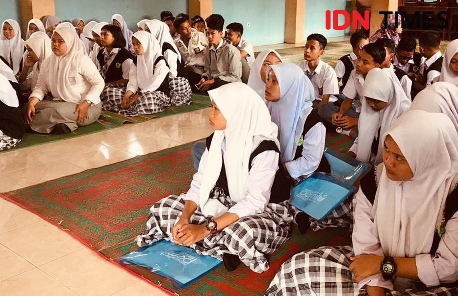 Para siswa mendengar sosialisasi KPU Binjai (IDN Times/Handoko)