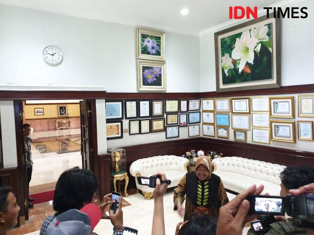 Wali Kota Surabaya, Tri Rismaharini saat berbincang dengan wartawan, Kamis (28/11). IDN Times/Vanny El Rahman