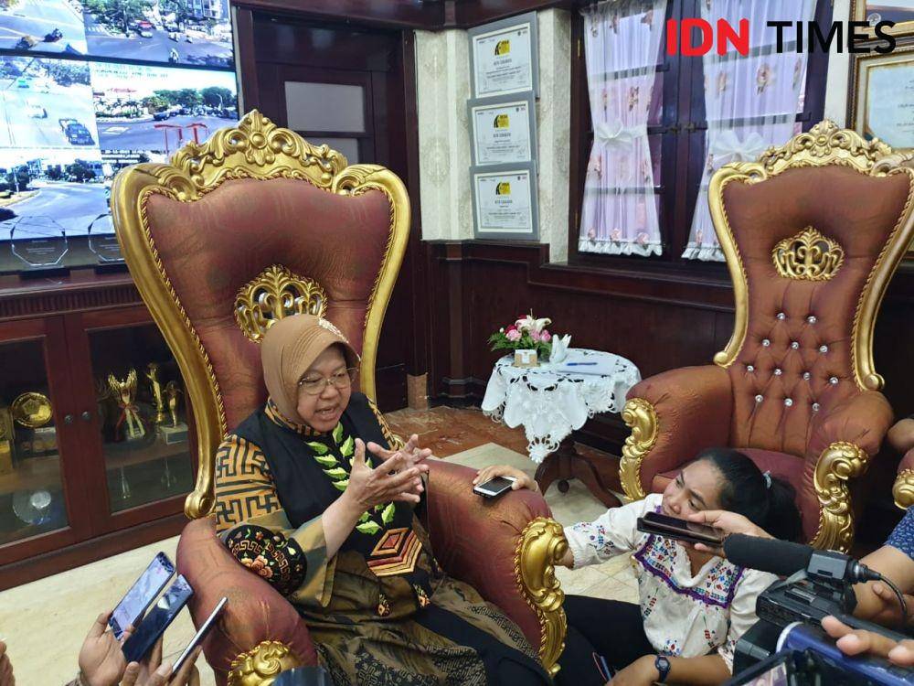 Wali Kota Surabaya, Tri Rismaharini saat berbincang dengan wartawan, Kamis (28/11). IDN Times/Vanny El Rahman