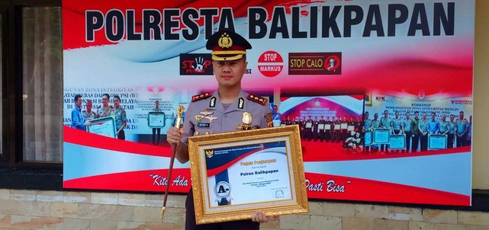 AKBP Wiwin Firta saat menerima piagam penghargaan. Sumber: Polresta Balikpapan