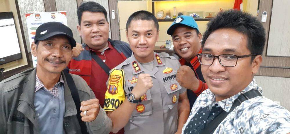 AKBP Wiwin Firta (tengah) berswafoto dengan awak media sehari sebelum ia dimutasi dari Kepala Polresta Balikpapan. Sumber: Istimewa