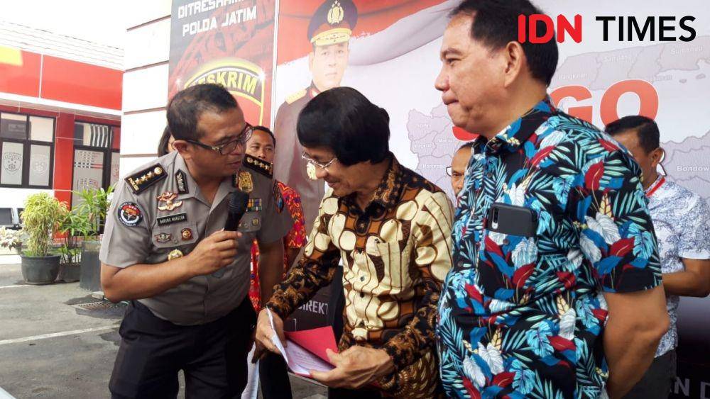 Kak Seto (tengah) saat hadiri konferensi pers kasus asusila di Ditreskrimum Polda Jatim, Jumat (29/11). IDN Times/Ardiansyah Fajar